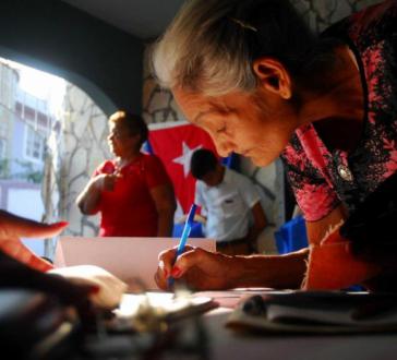 Wählerin in Kuba am Sonntag