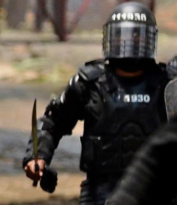 Esmad-Polizist mit Machete im Einsatz gegen Landbesetzer im Nordcauca