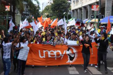 Studentische Aktivisten der Unión Nacional De Centros De Estudiantes Del Paraguay gehen gegen Korruption und für bessere Bildung auf die Straße