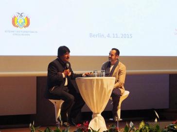 Präsident Evo Morales und Amerika21-Redakteur Harald Neuber beim Podiumsgespräch in der Technischen Universität Berlin am 4. November 2015
