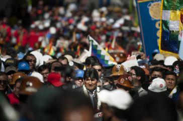 Evo Morales unter Arbeitern. In Berlin wird er unter anderem mit Bundeskanzlerin Angela Merkel zusammenkommen