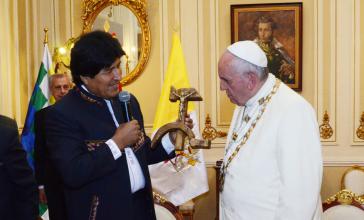 Morales überreicht dem Papst ein mit Hammer und Sichel verziertes Kruzifix