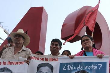 Angehörige der 43 Lehramtsstudenten bei einer Demonstration in Mexiko-Stadt