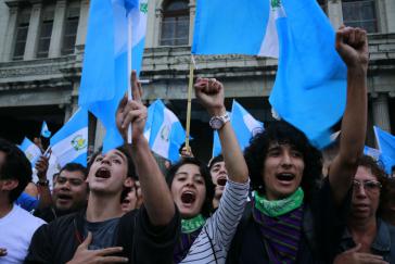Jugendliche feiern Rücktritt von Pérez Molina in Guatemala-Stadt