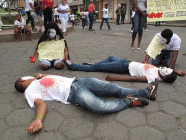 Friedensprotest: Politische Aktion einer Theatergruppe im Ort Tumaco in Kolumbien 2013