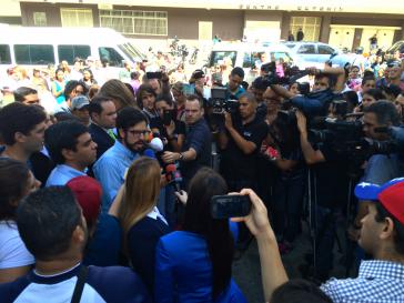 Pizarro (links, im blauen Hemd) mit der Presse
