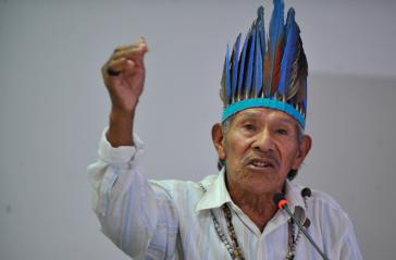 Tito Vilhalva, Angehörige der Guarani Kaiowá, stellt den Bericht zur Gewalt gegen Indigene in Brasilien vor