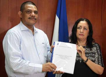 Finanzminister Iván Acosta übergibt das Dokument an Alba Palacios vom Präsidium der Nationalversammlung