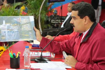 Präsident Maduro zeigt ein Foto der Díadía-Lagerhalle in La Yaguara