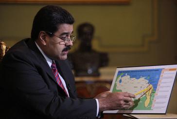 Präsident Maduro zeigt während des Gesprächs mit Telesur eine Karte des umstrittenen Gebietes