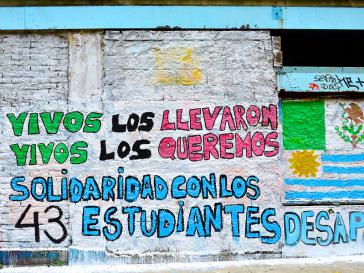 Politisches Graffiti: Die Studierenden aus Ayotzinapa werden immer wieder Ziel von Polizeirepression