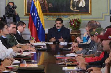 Venezuelas Präsident Nicolás Maduro hat noch am Montagabend sein Kabinett und die Oberbefehlshaber der Streitkräfte im Präsidentenpalast Miraflores zusammengerufen