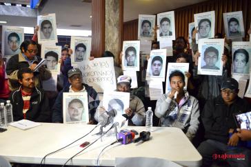 Familien der im September verschwundenen Studenten bei einer Pressekonferenz