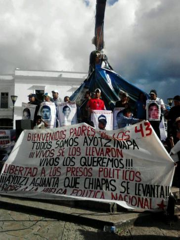 Bei der Auftaktveranstaltung der "Caravana Sur México" in San Cristóbal de las Casas, Chipas, demonstrieren die Menschen Solidarität mit den Angehörigen der Verschwunden