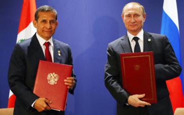 Perus Präsident Humala (links) und Russlands Präsident Putin nach der Unterzeichnung eines Abkommens zur Strategischen Partnerschaft in Paris