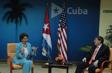 Die Leiterin der Kongressdelegation, Nancy Pelosi, mit Kubas Außenminister Bruno Rodríguez