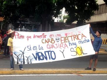 "Warum in ein Kohlekraftwerk investieren, wenn es in La Guajira viel Wind und Sonne gibt?" - Transparent bei einer Kundgebung in Caracas