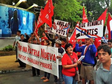 Landarbeiter fordern den Rücktritt von Präsident Cartes, hier bei der Demonstration am 29. Oktober in Asunción
