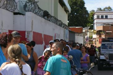 Die Schlangen vor Wahllokalen, hier in Lidice, im Nordwesten von Caracas, werden eine pünktliche Schließung wieder verhindern