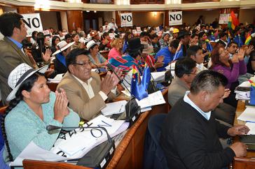 Das Parlament von Bolivien bei der Debatte über das Referendum zur Verfassungsreform