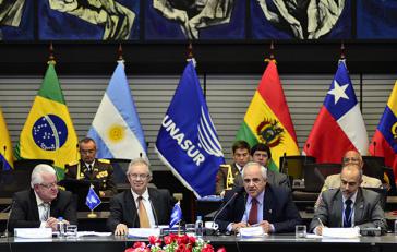 Beim Treffen der Unasur-Verteidigungsminister am 17. April. Von links nach rechts: Ecuadors Verteidigungsminister Cordero, der Vizeverteidigungsminister von Uruguay, Jorge Menéndez, Unasur-Generalsekretär Samper und Esude-Exekutivdirektor Ramalho