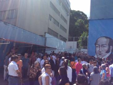 Viel Andrang vor dem Wahlzentrum in der Universität Simon Rodriguez