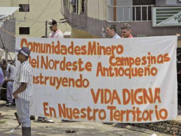 Transparent beim Streik in Kolumbien: “Bergarbeiter- und Kleinbauerngemeinden im Nordosten Antioquias beim Aufbau eines würdigen Lebens in unserem Territorium"