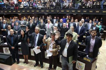 Die vom Obersten Gericht suspendierten Abgeordneten Julio Haron Ygarza, Nirma Guarulla und Romel Guzama aus dem Bundesstaat Amazonas bei der Vereidigung