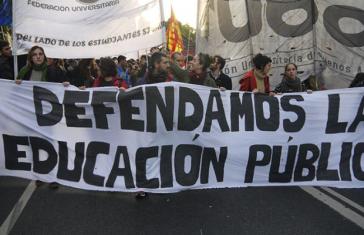 Transparent auf einer der Großdemonstrationen: "Verteidigen wir die öffentliche Bildung"