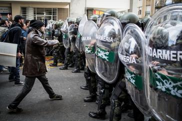 Polizisten verweigern Bürgern den Zugang zu einem zentralen Platz am "Tag der Fahne" in Buenos Aires