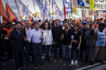 Teresita Luna, hier in der Mitte im weißen Hemd, bei einem Protestzug für die Einführung des sozialen Notstandes