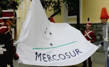 Die Mercosur-Flagge wurde am Freitag am venezolanischen Außenministerium gehisst