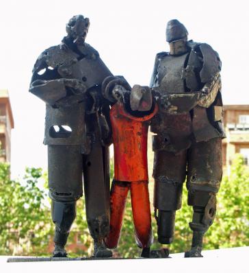 Häftling und Wärter im US-Lager Guantánamo auf Kuba
