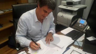 Finanzminister Prat-Gay bei der Unterzeichnung der Resolution 146 in seinem Büro in Buenos Aires