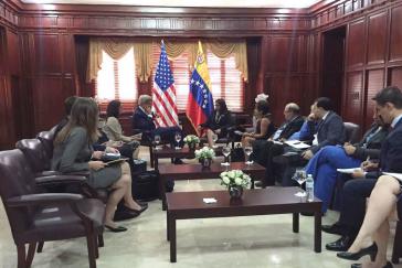 Venezuelas Außenministerin Delcy Rodríguez und ihr US-amerikanischer Amtskollege John Kerry bei ihrem Gespräch am Dienstag in Santo Domingo