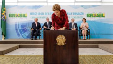 Präsidentin Rousseff bei der Unterzeichnung des "Marco Legal da Ciência, Tecnologia e Inovação"