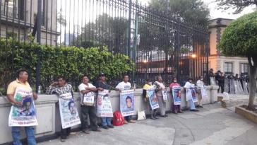 Eltern protestieren vor dem Innenministerium in Mexiko-Stadt