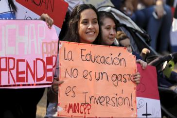 Demonstrantin in Paraguay: "Bildung ist keine Ausgabe, sondern eine Investition"