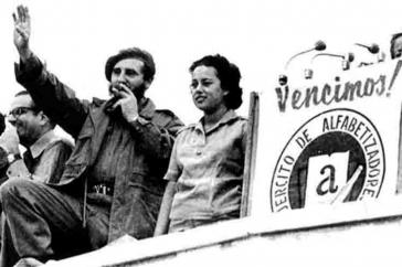Fidel Castro gibt am 22. Dezember 1961 auf dem Platz der Revolution den Erfolg der Alphabetisierungskampagne bekannt
