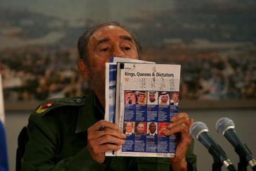 Fidel Castro mit einer Ausgabe des US-Wirtschaftsmagazins Forbes vom Mai 2005, wo er unter dem Titel "Könige, Königinnen und Diktatoren" als eine der reichsten Personen der Welt gelistet wird. Forbes hatte kurzerhand sämtlichen kubanischen Staatsbesitz zu Castros Privatvermögen erklärt