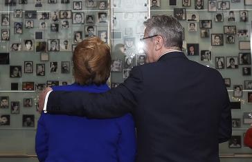 Michelle Bachelet und Joachim Gauck beim Besuch des "Museums der Erinnerung" in Santiago de Chile