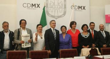 Judith Calderón(Bildmitte) mit dem Schlüssel, rechts neben ihr der Bürgermeister von Mexiko-Stadt, Mancera