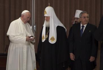 Papst Franziskus und Patriarch Kyrill I. mit Kubas Präsident Raúl Castro