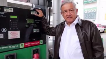 López Obrador vor einer Zapfsäule