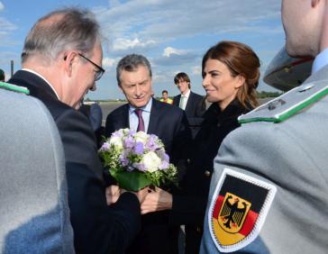 Macri und seine Ehefrau Juliana Awada bei der Ankunft in Berlin am Montag