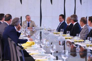 De-facto-Präsident Temer in Brasilien bei einer Zusammenkunft mit führenden Vertretern des Senats am 18. Mai 2016