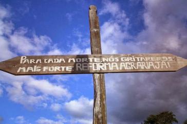 "Für jeden Toten rufen wir lauter: Agragreform Jetzt!“ Inschrift der Landlosenbewegung Brasiliens, MST