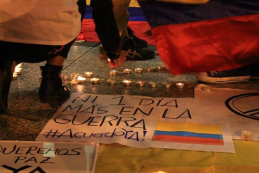 "Kein einziger Tag mehr im Krieg - Abkommen jetzt". In vielen Städten Kolumbiens finden seit dem Plebiszit ständig Versammlungen auf den Straßen und Demonstrationen für den Frieden statt