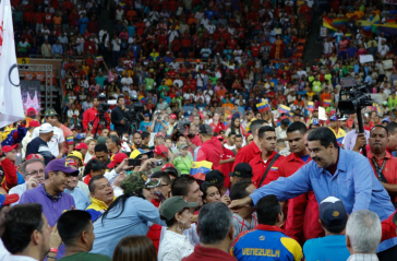 Venezuelas Präsident Nicolás Maduro inmitten tausender Anhänger auf dem Kongress