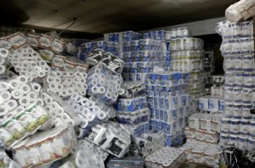In einem Lager eines Supermarktes in Caracas wurden Unmengen Klopapier beschlagnahmt